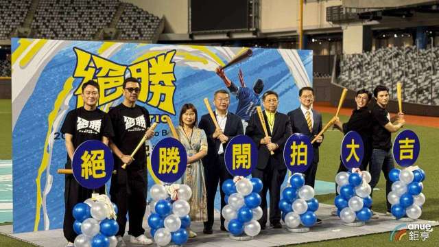 左三為威剛總經理陳玲娟、左五為威剛董事長陳立白。(鉅亨網記者魏志豪攝)