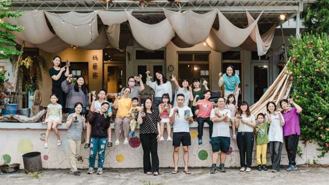 信義房屋社區一家,透過小旅行帶民眾走入花蓮樹皮體驗村,感受社造串聯文化傳承的案例。(圖:信義房屋提供)