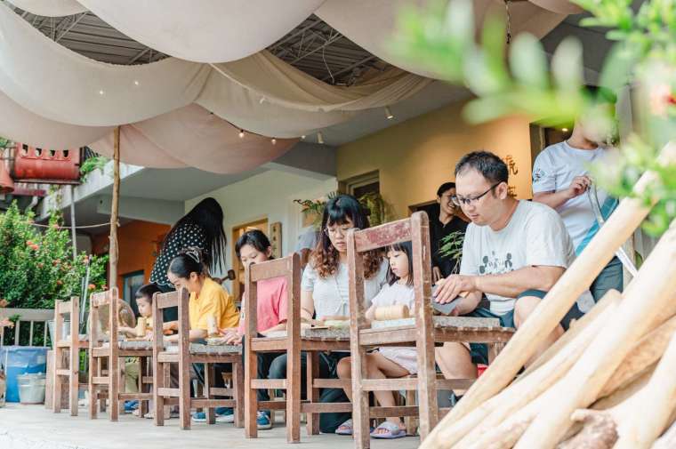 信義房屋「社區一家小旅行」走進花蓮,參與民眾不分大人小孩,皆能動手玩「藝」樹。(圖:信義房屋提供)