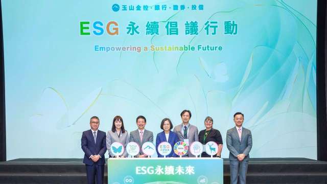 前總統蔡英文(中)、玉山金董事長黃男州(左3)、金管會副主委陳彥良(右3)、成功大學永續長余睿羚(左2)、玉山金獨董黃俊堯(左)與永續長張綸宇(右)。