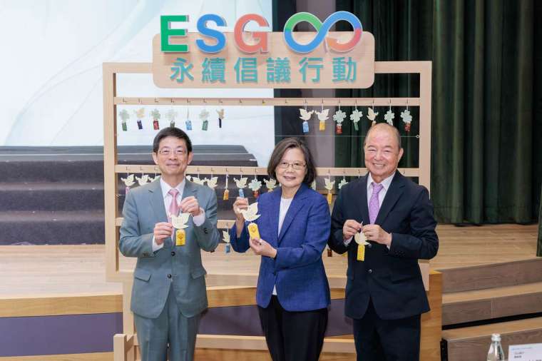 前總統蔡英文(中)於「玉山ESG永續倡議行動」現場親筆寫下「點亮臺灣,幸福未來」的祈福御守,並與玉山金控創辦人黃永仁(右)、董事長黃男州(左)合影。