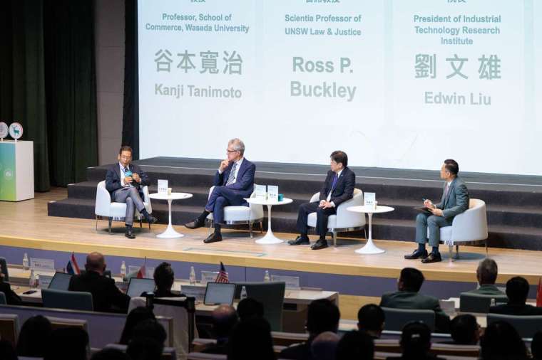 右起為玉山金控永續長張綸宇、工研院院長劉文雄、新南威爾斯大學教授Ross P. Buckley、早稻田大學教授谷本寬治於「玉山ESG永續倡議行動」Panel座談中,探討科技與人才如何驅動永續轉型。