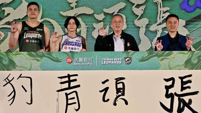 圖右二為永豐銀行總經理莊銘福、右一為台啤永豐雲豹執行長張建偉。(圖/永豐銀行提供)