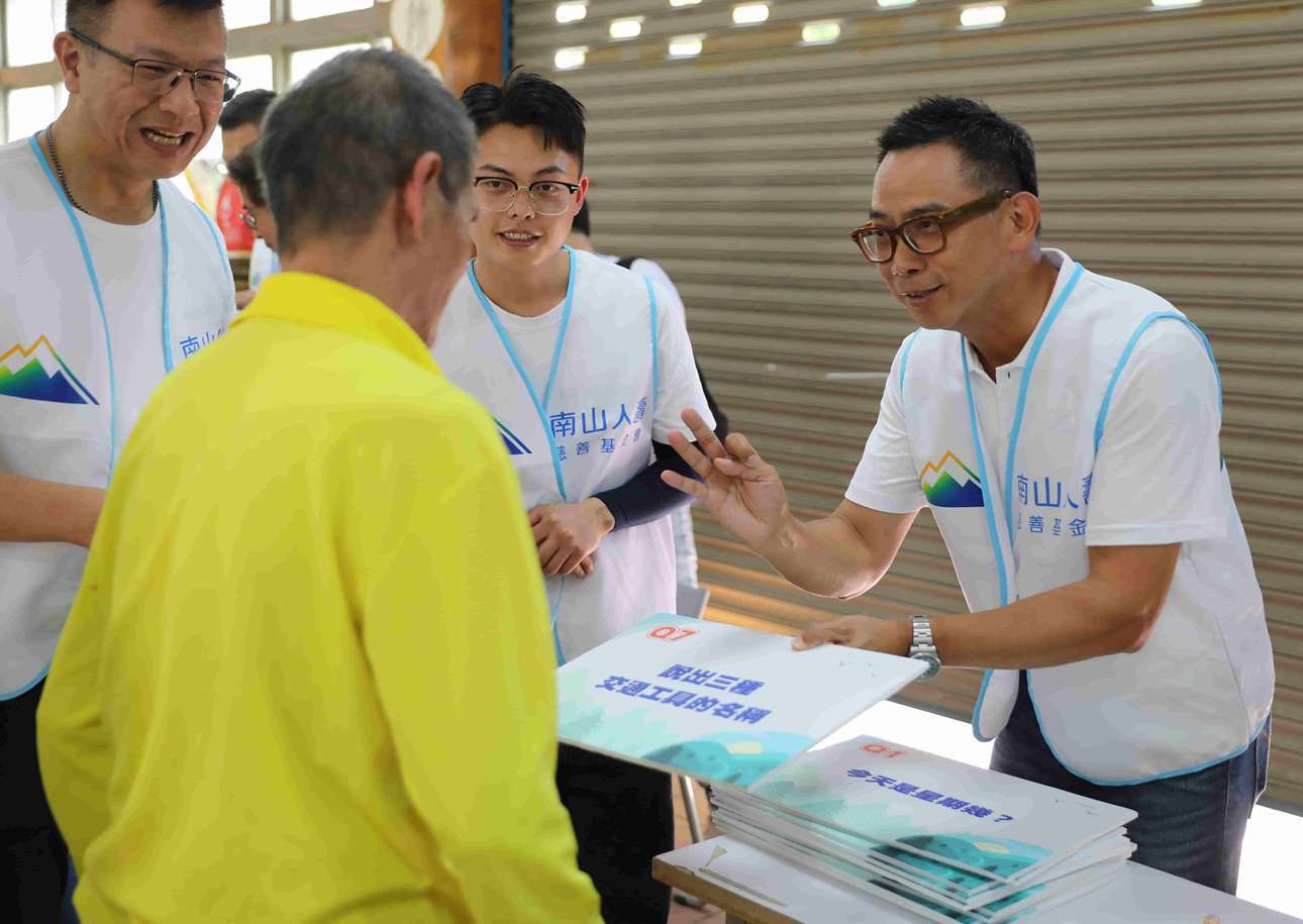 南山人壽倡議失智預防,南山人壽范文偉總經理(右一)透過活動與提問,和原鄉長者同樂。