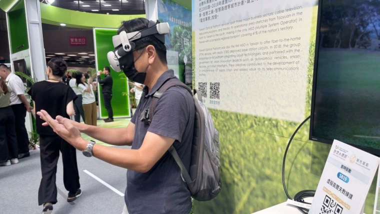2025 TIE台灣創新技術博覽會中,民眾現場體驗台數科MR擊球輔助頭盔。(圖:台數科提供)
