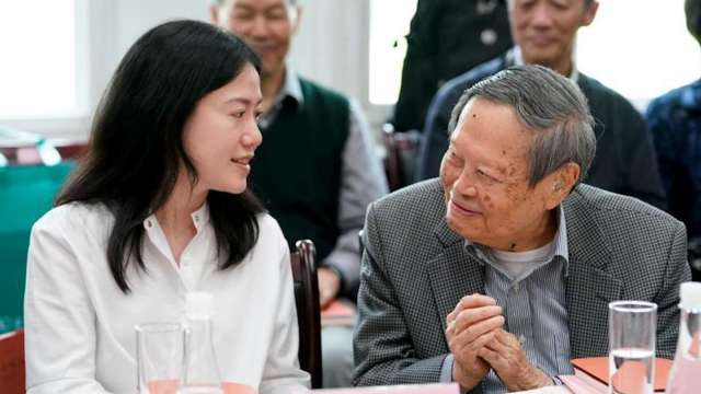 楊振寧遺孀翁帆說，他交出一份滿意的答卷。（圖：中新社）