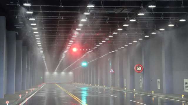 「天候環境隧道測試區」的降雨設備,每小時降雨量可達到 100 毫米以上,實現中央氣象局所訂定超大豪雨等級。(圖: ARTC提供)