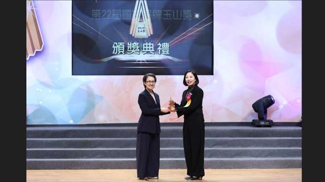 副總統蕭美琴親自授獎愛爾達董事長陳怡君(右)，肯定其在媒體產業傑出貢獻。(圖：愛爾達科技提供)