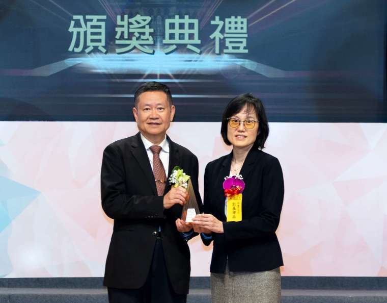 圖說：凱基證券榮獲「國家品牌玉山獎」最佳產品獎，由考試院副院長許舒翔頒獎，大經紀營運管理處主管劉靜梅代表領獎。