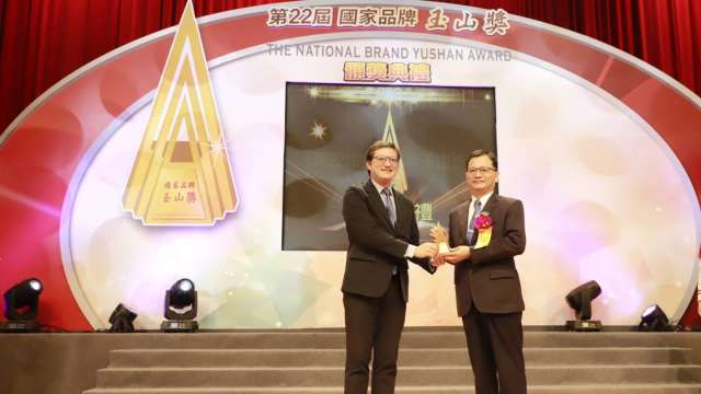 土銀狂掃8大玉山獎 董座何英明創獲利新高、公股逾放比最佳奪傑出領導人金牌