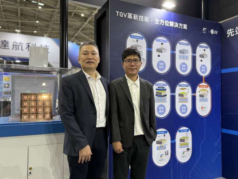 東捷展出重點為TGV革新技術，除了可支援多尺寸玻璃基板，其微米定位精度，展現高速、高精度與高產能的綜效。應用範圍涵蓋玻璃載板、FOPLP等高階製程。圖為東捷科技總經理陳贊仁（左）/東捷提供
