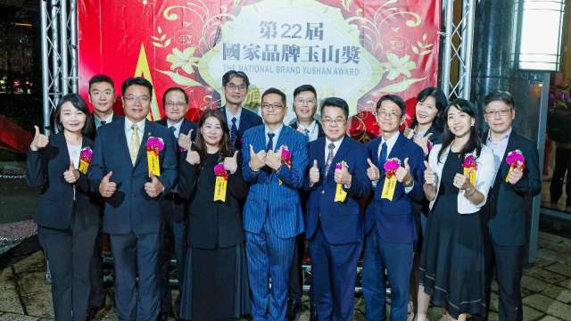 永豐金控旗下子公司創新金融服務成果斐然,包括銀行、證券、期貨、投顧及投信昨(21)日榮獲第22屆「國家品牌玉山獎」共15項大獎肯定。(圖/永豐金控提供)