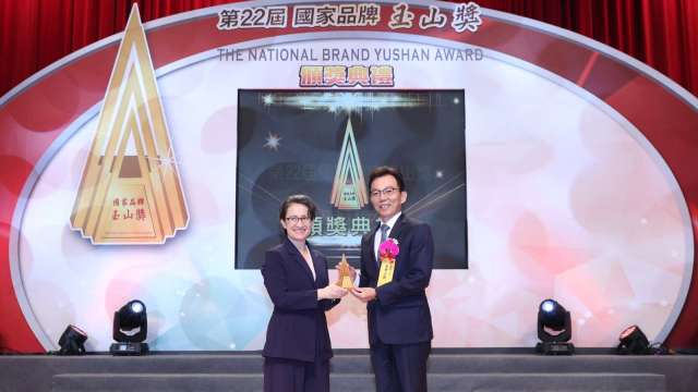 臺灣企銀玉山獎五連霸並首獲傑出企業獎,由副總統蕭美琴授獎予臺灣企銀總經理李國忠(右)。(圖: 臺企銀提供)