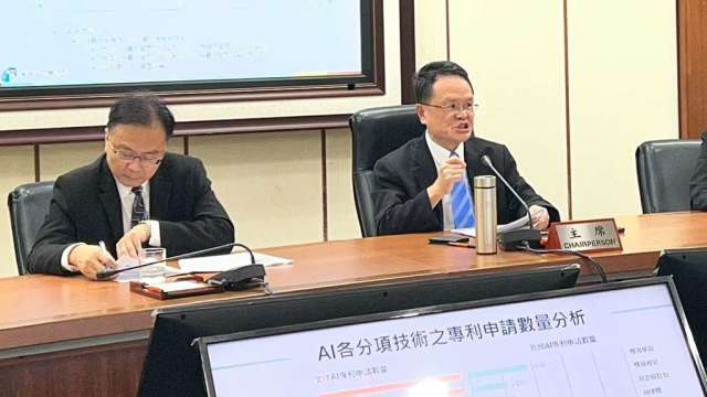 經濟部智慧財產局局長廖承威(右)。(圖:智慧局提供)