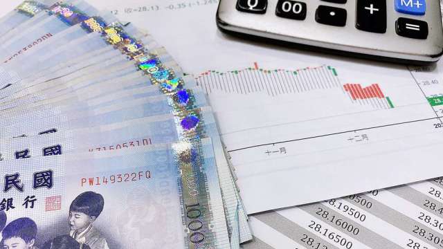 〈台幣〉連假前夕連3貶摜破30.8元關卡 探5個多月新低。(圖:shutterstock)