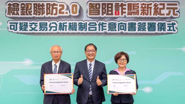 法務部部長鄭銘謙（中）、臺灣高等檢察署檢察長張斗輝（左）及第一銀行董事長邱月琴（右）共同出席簽署儀式。(圖：一銀提供)