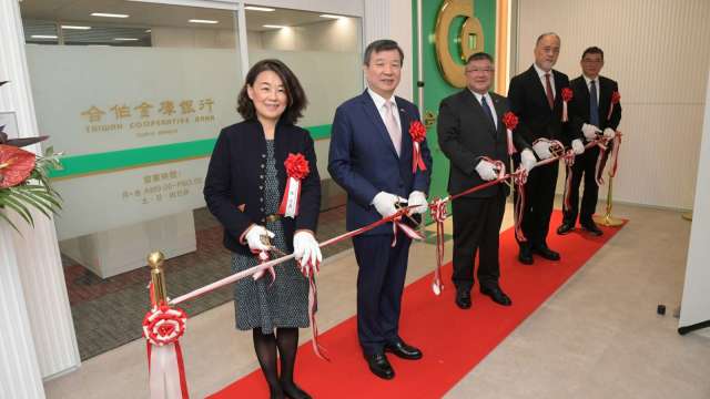 合庫銀行東京分行剪綵儀式,台灣駐日代表處代表李逸洋(左2)、合庫銀行董事長林衍茂(中)、前國防安全研究院執行長林成蔚(左四)、合庫創投董事長王育群(左五)及東京分行經理陳乃嘉(左)。(圖:合庫提供)