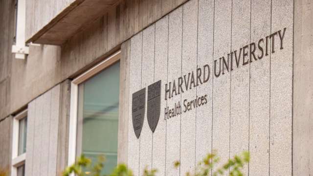 美國哈佛大學計劃在未來兩年內大幅削減博士生招生名額。(圖:Shutterstock)