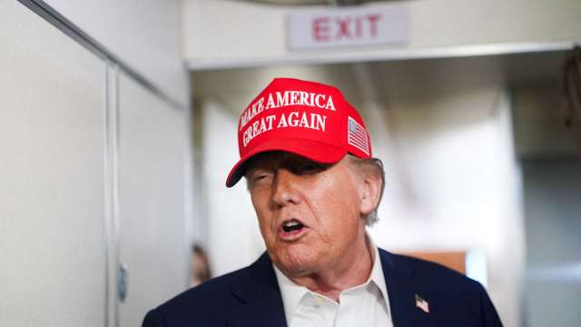 川普啟程去日本見高市早苗！首站會見德仁天皇、美日峰會週二展開。(圖：REUTERS/TPG)