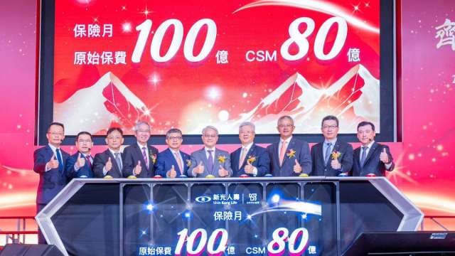 台新新光金控董事長吳東亮(中)、台新新光金控總經理林維俊(右4)及新光人壽副董事長洪士琪(右3)、總經理黃敏義(左5)、通路長劉信成(左4)、副總經理陳國揚(左3)等經營團隊齊聚會場。(圖/新光人壽)
