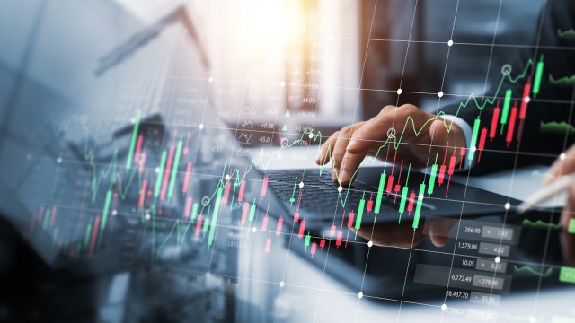 長榮營運需求 斥資15.4億元向榮運承租3.3萬只貨櫃。(圖：shutterstock)