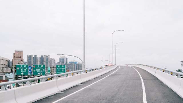 新莊到林口縮短20分鐘,五股國道北出匝道今16:00提前完工通車。(圖:高公局提供)