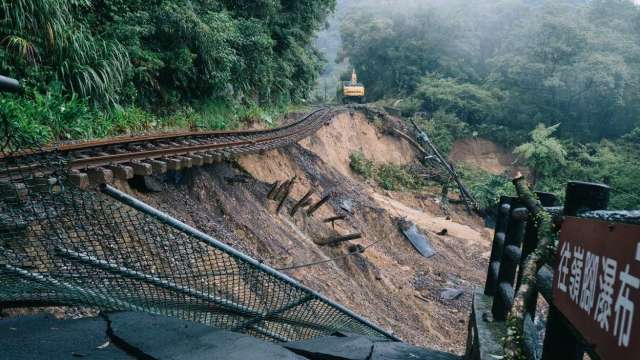 台鐵平溪線搶修作業，交長指示明年過年前為修復通車目標。(圖:交通部提供)