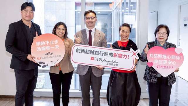 左起馳綠國際執行長許佳鳴、弘道老人福利基金會執行長李若綺、星展銀行(台灣)總經理黃思翰、星展基金會負責人魏洪英、勵馨基金會常務董事廖碧英。(圖:星展提供)