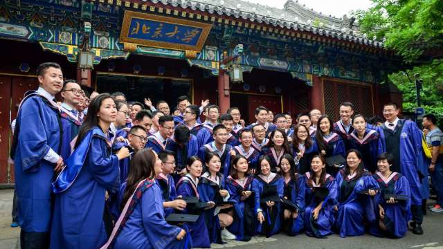 2025年受訪在校大學生的平均每月生活費為人民幣1,744元。(圖:Shutterstock)