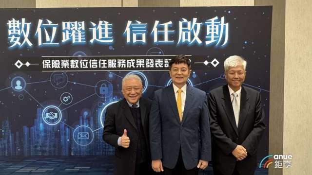 壽險公會理事長陳慧遊(中)、壽險公會副秘書長金憶惠(右)。(鉅亨網記者陳于晴攝)