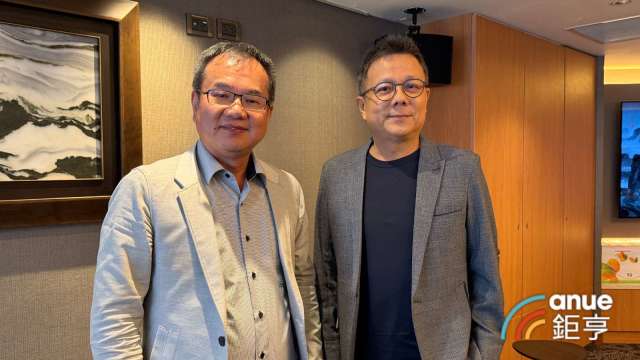 瑩碩董事長王建治(左)、總經理顏麟權(右)。(鉅亨網記者劉玟妤攝)