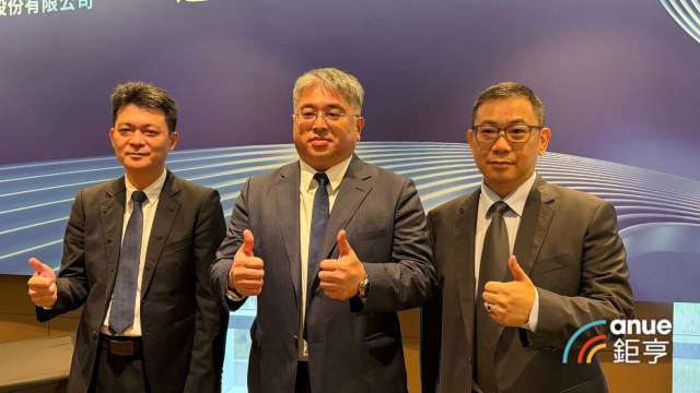 邁科總經理林俊宏(中)、財務長林仕文(左)、業務資深副總陳建亨(右)。(鉅亨網記者劉玟妤攝)