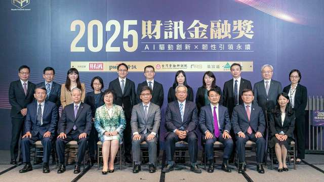 新光人壽榮獲「2025財訊金融獎」智能創新應用獎保險類金質獎,由新光人壽副總經理蔡文英(後排右五)代表受獎。(圖/新光人壽提供)