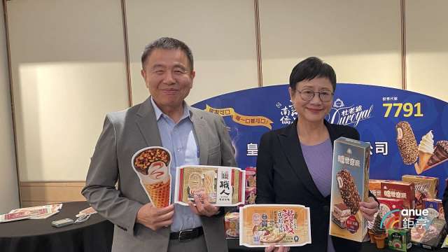 南僑旗下皇家可口董事長周明芬(右)及總總經理高長慶。(鉅亨網記者張欽發攝)