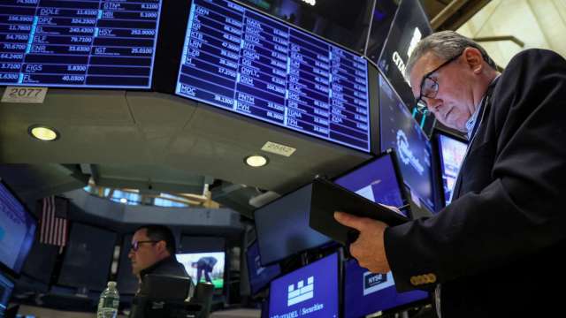 〈美股早盤〉科技巨擘財報憂喜參半、Fed偏鷹 主要指數開低(圖:REUTERS/TPG)