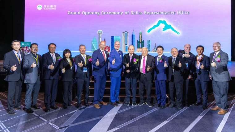 美國政要與達福地區台灣商會、玉山金控創辦人黃永仁(右七)、董事長黃男州(右五)、銀行總經理林隆政 (左五)、金控董事陳美滿(左四)一同出席玉山銀行達拉斯代表人辦事處開業慶祝晚宴。