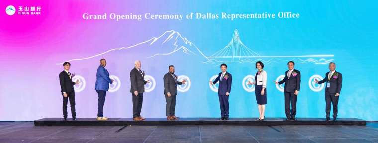 玉山金控董事長黃男州(右四)、達拉斯副市長Jesse Moreno(左四)、美國聯邦眾議員Marc Veasey(左二起)、美國聯邦眾議員Pete Sessions、駐休士頓臺北經濟文化辦事處蕭伊芳處長、僑務委員陳世修、玉山銀行林隆政總經理(右)、玉山達拉斯辦事處邱惇代表(左)共同合影。(圖/玉山金提供)