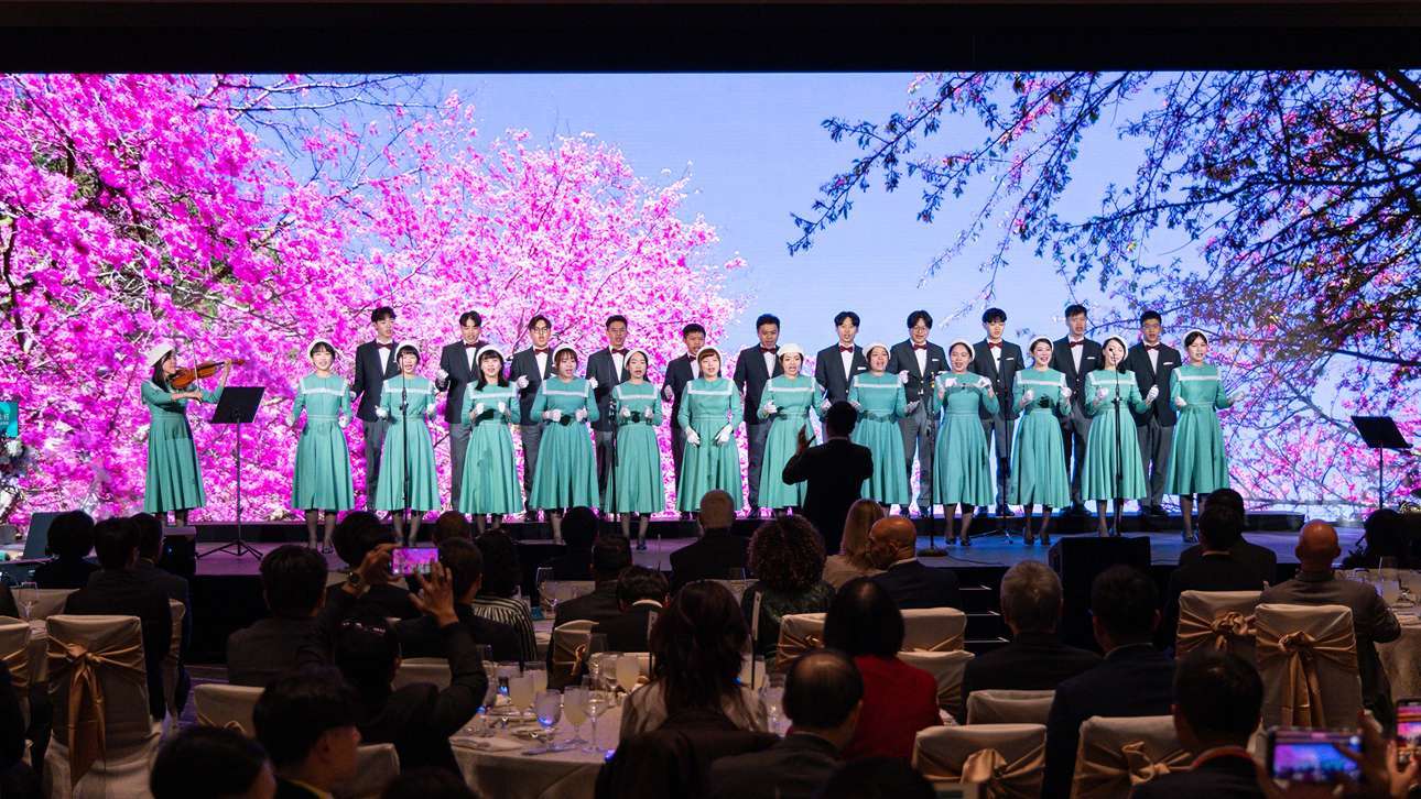 玉山合唱團於10/30玉山達拉斯代表人辦事處開業慶祝晚宴獻唱。