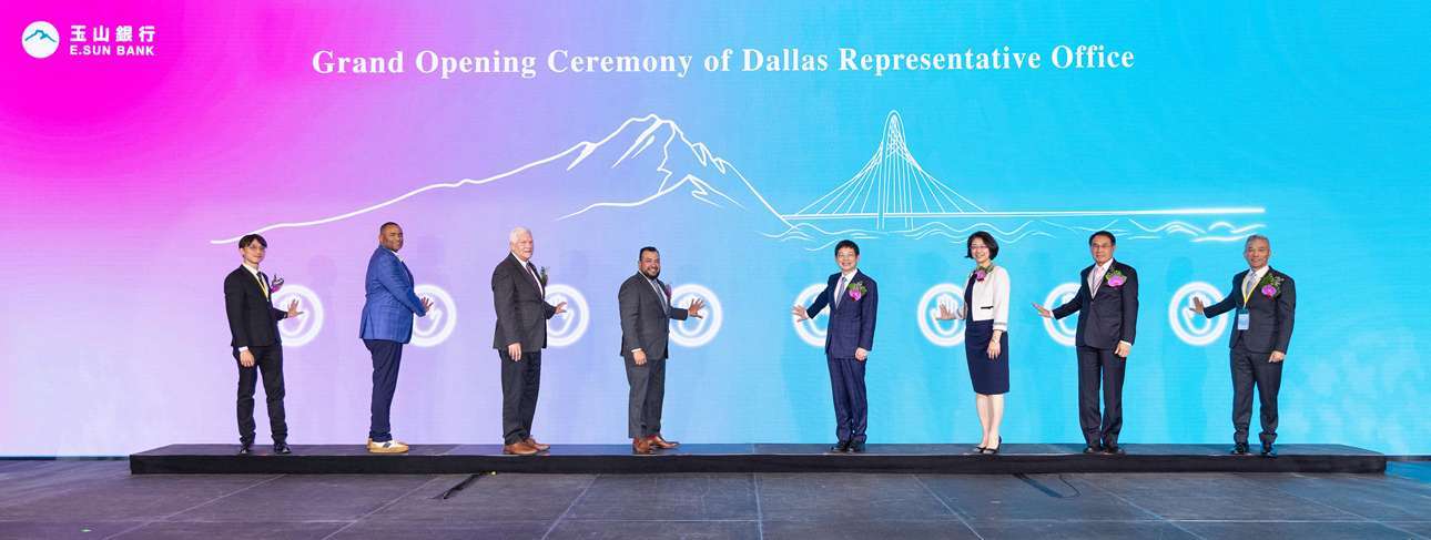 玉山金控董事長黃男州(右四)、達拉斯副市長Jesse Moreno(左四)、美國聯邦眾議員Marc Veasey(左二起)、美國聯邦眾議員Pete Sessions、駐休士頓臺北經濟文化辦事處蕭伊芳處長、僑務委員陳世修、玉山銀行林隆政總經理(右)、玉山達拉斯辦事處邱惇代表(左)共同合影。(圖/玉山金提供)