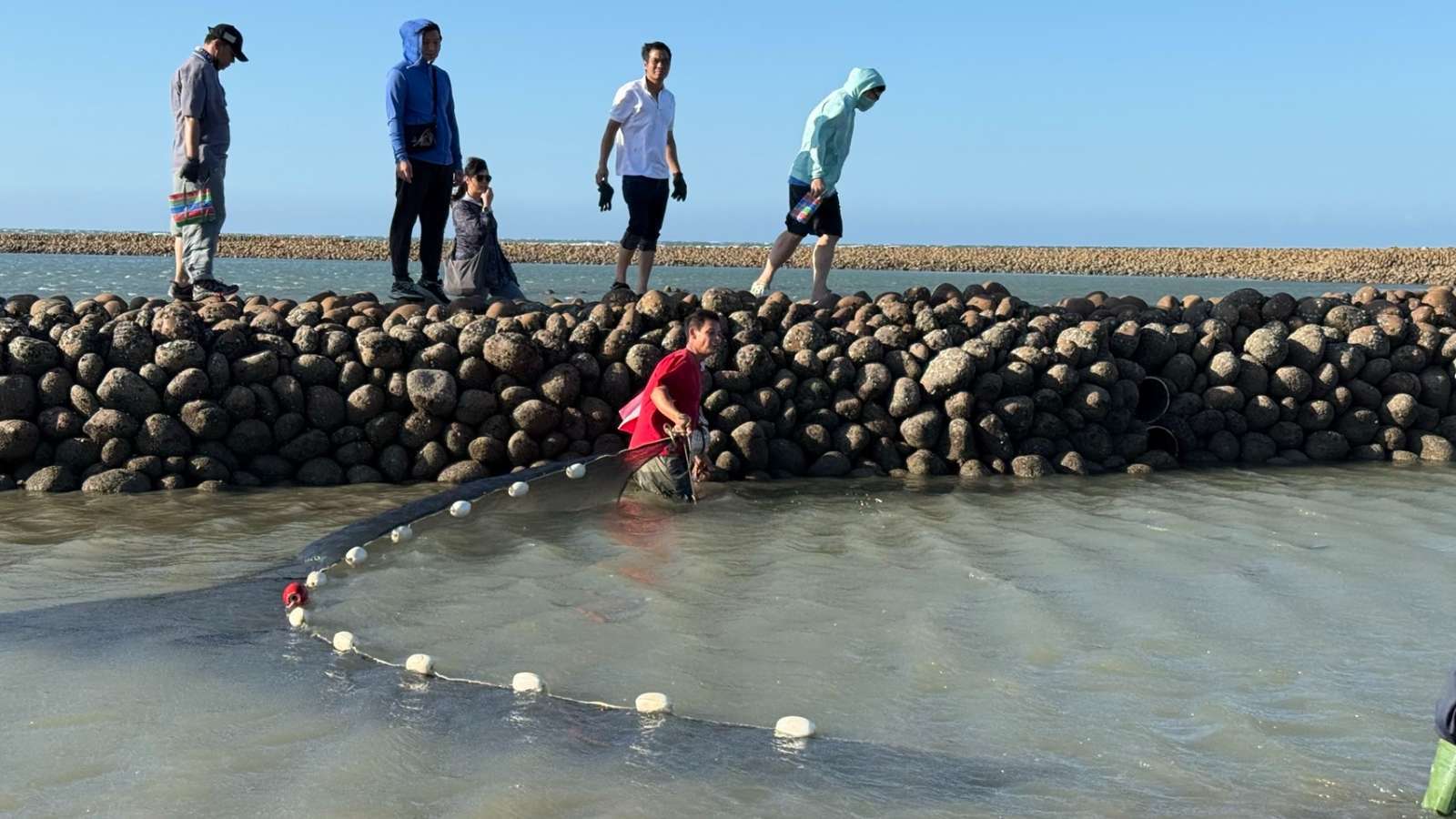 騰輝攜手桃園石滬協會推動「海洋石滬保育計劃」並獲獎肯定。(圖：騰輝提供)