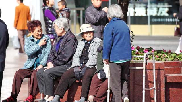 第一批有錢有閒「70」後開始退休,航空公司盯上銀髮生意。(圖:Shutterstock)