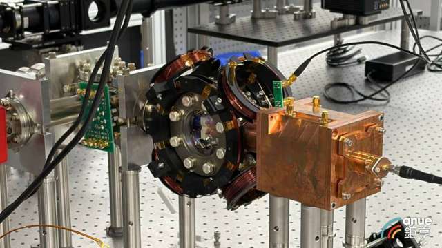 鴻海研究院離子阱量子計算實驗室。(鉅亨網記者彭昱文攝)