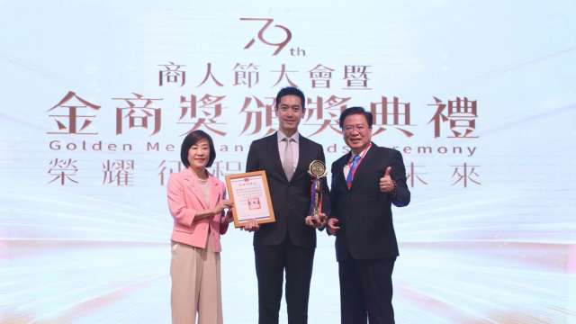經濟部次長江文若(左)及全國商業總會理事長許舒博(右)頒發「金商獎–優良商人」獎項予醫揚總經理莊富鈞,表彰其在醫療科技領域的卓越貢獻。(圖:醫揚提供)