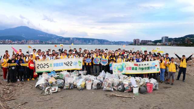 彰化銀行11月1日在新北市八里挖子尾自然生態保留區舉辦淨灘活動,在董事長胡光華與總經理簡志光的帶領下,吸引超過百位志工熱情參與,以實際行動守護海洋生態,為地球永續貢獻心力。(圖:彰銀提供)