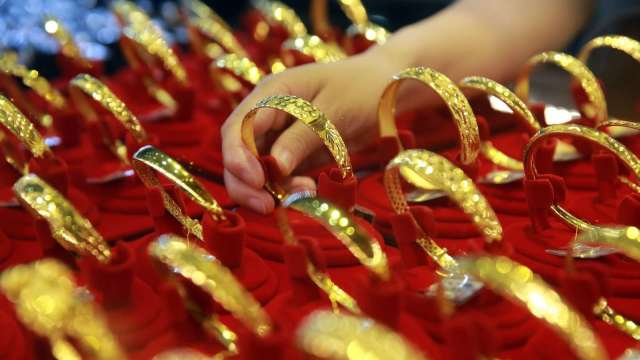 中國稅收新政震動黃金市場 珠寶股重挫 金價面臨衝擊(圖:shutterstock)