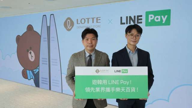LINE Pay台灣全球業務發展處負責人兼LINE Pay Plus產品長吳東彬(右)與樂天百貨銷售策略總監朴尙佑(左)共同宣布啟用LINE Pay服務。(圖/LINE Pay)