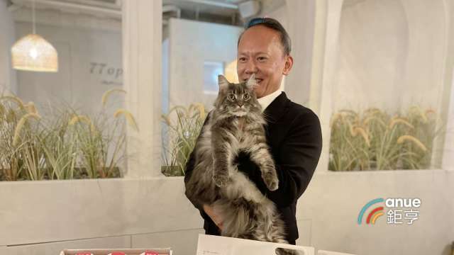 詹岳霖與其愛貓「My Queen」。(鉅亨網記者張欽發攝)