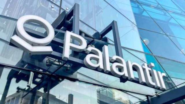 Palantir股價今年飆漲165%，但85倍營收的估值引發分析師擔憂。(圖:Shutterstock)