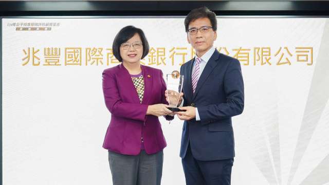 兆豐銀行獲公平待客銀行業前25%績優,今(4)日由金管會主委彭金隆(右)頒獎,兆豐銀行總經理黃永貞(左)代表受獎。(圖:兆豐銀行提供)