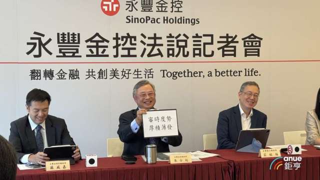 永豐金控總經理朱士廷(中)說明併購路徑與策略。(鉅亨網記者陳于晴攝)